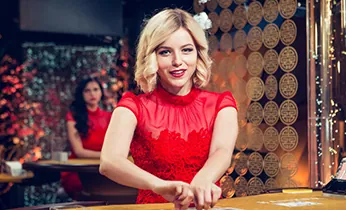 Nhân viên hỗ trợ khách hàng đang làm việc, biểu tượng cho dịch vụ hỗ trợ 24/7 của fe88